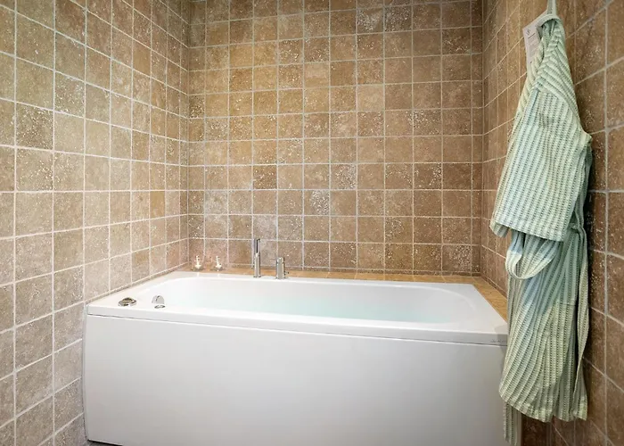 4 Bedroom Awesome In *